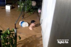 Lũ lên quá nhanh, Mường Xén (Nghệ An) chìm trong biển nước, nhiều nơi ngập đến cổ người lớn, người dân chạy lũ trong đêm