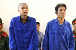 Cầm dao đi trả thù, hai cha con cùng vào tù