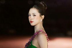 Hoa hậu Tiểu Vy làm vedette, gặp 'sự cố' nhưng vẫn hóa nàng thơ bên sông Hàn
