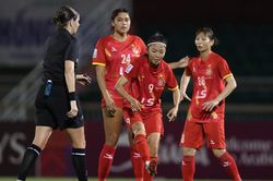 Bóng đá nữ Việt Nam: 'Khổ' vì có tiền!