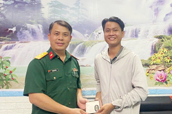 Trung tá Phạm Văn Công trao trả tài sản cho người đánh rơi