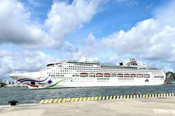 Tàu STAR VOYAGER đưa hơn một nghìn khách quốc tế đến vịnh Hạ Long ngay sau khi bão số 3 vừa tan
