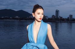 Hoa hậu Tiểu Vy hở bạo thả dáng trên du thuyền, ca sĩ Soobin thư giãn