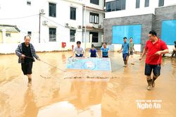 Người dân Mường Xén (Nghệ An) phá cửa vào nhà, vớt vát tài sản bị ngập vùi sau lũ