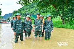 Trung tướng Hà Thọ Bình, Tư lệnh Quân khu 4 kiểm tra, chỉ đạo khắc phục hậu quả mưa lũ ở miền Tây Nghệ An