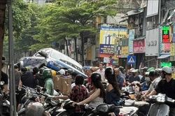 Xe bán tải tông hàng loạt xe máy trên phố Khâm Thiên