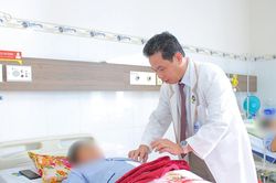 Người đàn ông nguy kịch vì bị bò húc