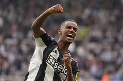 Isak đòi chia tay Newcastle, Liverpool sẵn sàng nổ 'bom tấn' thứ 3