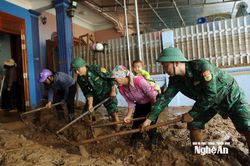 Xúc động hình ảnh mẹ địu con 5 tháng tuổi vượt đường rừng, dọn lũ giúp bà con Mường Xén
