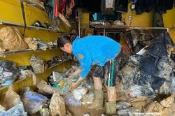 Ngôi chợ sầm uất miền Tây Nghệ An ngập bùn đất sau lũ, bà con tiểu thương trắng tay