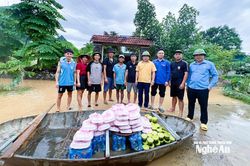 Những suất cơm ấm nóng đầu tiên tiếp sức cho người dân vùng lũ Nghệ An