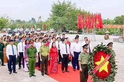 Cán bộ Khu Di tích lịch sử Đền Hùng dâng hương tri ân các anh hùng liệt sĩ