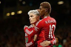 Alejandro Garnacho chúc mừng Marcus Rashford