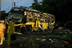 Lật xe giường nằm lúc rạng sáng ở Hà Tĩnh, 24 người thương vong