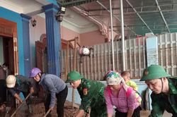 Bộ đội Biên phòng dầm mình trong bùn đất, giúp dân khắc phục hậu quả mưa lũ