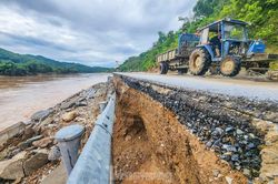Lạnh gáy cảnh quốc lộ ở Nghệ An sạt lở 'hở hàm ếch' sau mưa lũ lịch sử