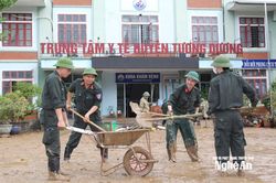 Công an Nghệ An tiếp cận các xã bị cô lập, giúp dân khắc phục hậu quả cơn bão số 3