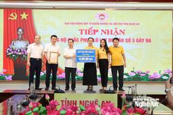 Hội Đồng hương Xứ Nghệ tại Hải Phòng tặng quà học sinh đạt thành tích xuất sắc ở Nghệ An và Hà Tĩnh
