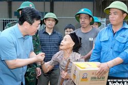 Bí thư Tỉnh ủy Nghệ An Nguyễn Đức Trung thăm hỏi, động viên người dân xã Chiêu Lưu