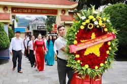 Đoàn đại biểu Trường Chính trị tỉnh viếng nghĩa trang liệt sĩ