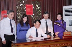 Các đồng chí lãnh đạo tỉnh dâng hương tưởng nhớ Chủ tịch Hồ Chí Minh và các Anh hùng liệt sĩ