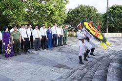 Đoàn đại biểu tỉnh viếng Đài Liệt sĩ tỉnh, dâng hoa Tượng đài Chủ tịch Hồ Chí Minh