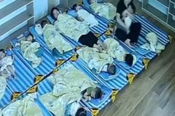 Em bé đang ngủ trưa ở lớp thì bật dậy khóc vì nhớ mẹ, hành động ấm áp của cô giáo khiến ai cũng xúc động