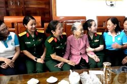 Ngày Thương binh - Liệt sĩ 27/7: Áo lụa nghĩa tình tri ân Mẹ Việt Nam Anh hùng