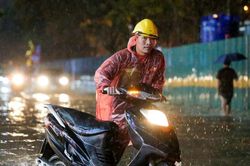 Mưa lớn gây ngập sâu, nhiều phương tiện chết máy giữa đường