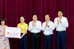 Trưởng ban Nội chính Trung ương Phan Đình Trạc và các nhà hảo tâm ủng hộ đồng bào Nghệ An thiệt hại do lũ lụt