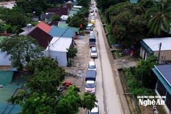 Đường thông, từng đoàn xe nối đuôi nhau ngược lên miền Tây xứ Nghệ, mang hàng hóa cứu trợ đến với đồng bào