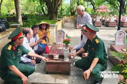Hội Hỗ trợ gia đình liệt sĩ tỉnh Nghệ An dâng hương tưởng niệm các Anh hùng liệt sĩ tại Quảng Trị