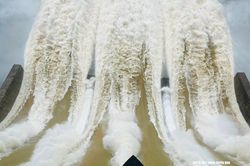 Lưu lượng nước về hồ thủy điện Bản Vẽ tiếp tục giảm, nhà máy điều tiết giảm lũ cho hạ du