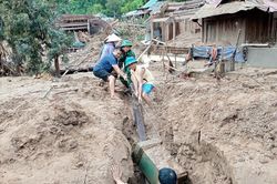 Chân đất băng rừng, bộ đội cùng dân dựng lại bản làng sau lũ