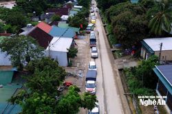 Cảnh sát giao thông Nghệ An cấm xe chở quặng lưu thông trên Quốc lộ 7 để ưu tiên phương tiện cứu trợ vùng lũ