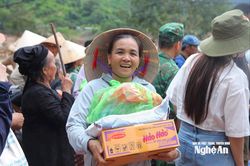 Các đoàn cứu trợ đã tiếp cận được xã Mỹ Lý, hỗ trợ đồng bào bị thiệt hại do lũ lụt