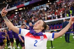 Người hùng tuyển Anh tiết lộ thi đấu suốt Euro 2025 với chân gãy, được ca ngợi là 'chiến binh đích thực'