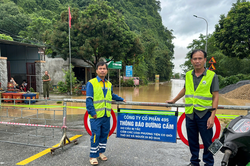 Nỗ lực thông đường vào tâm lũ
