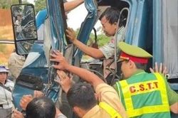 Kịp thời giải cứu tài xế mắc kẹt trong ca-bin