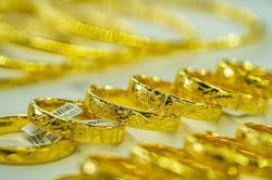 Giá vàng hôm nay 28/7: Vàng SJC mức chênh lệch 1,5 triệu đồng/lượng, nhà đầu tư lạc quan, thận trọng