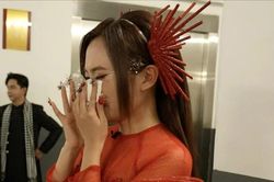 Phương Mỹ Chi bật khóc ở hậu trường