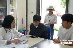 Nhiều thí sinh Nghệ An khó 'chốt' nguyện vọng vào đại học