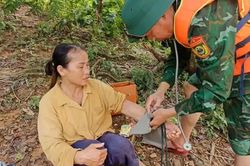 Bị cô lập do ảnh hưởng của mưa lũ, người phụ nữ được Bộ đội Biên phòng và cán bộ xã Nhôn Mai giải cứu thành công