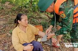 Bị cô lập do ảnh hưởng của mưa lũ, người phụ nữ được Bộ đội Biên phòng và cán bộ xã Nhôn Mai giải cứu thành công