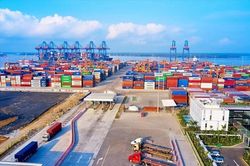 Cán cân thương mại hàng hóa thặng dư hơn 7,7 tỷ USD