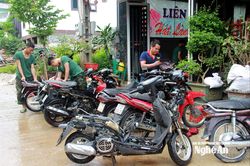 Hàng loạt xe máy ngập trong vũng bùn ở miền Tây Nghệ An được sửa chữa miễn phí