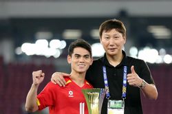 Báo Hàn Quốc khen kỷ lục của U23 Việt Nam, gọi HLV Kim Sang Sik là 'người hùng'