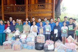 Tỉnh đoàn thăm, tặng quà hỗ trợ người dân và các đội hình tình nguyện khắc phục hậu quả mưa lũ tại các xã miền Tây Nghệ An