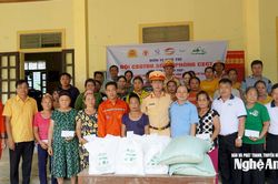 Công an tỉnh Nghệ An thăm hỏi, động viên người dân vùng lũ