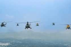Ngắm tiêm kích Su30-MK2, trực thăng Mi bay qua bầu trời Hà Nội